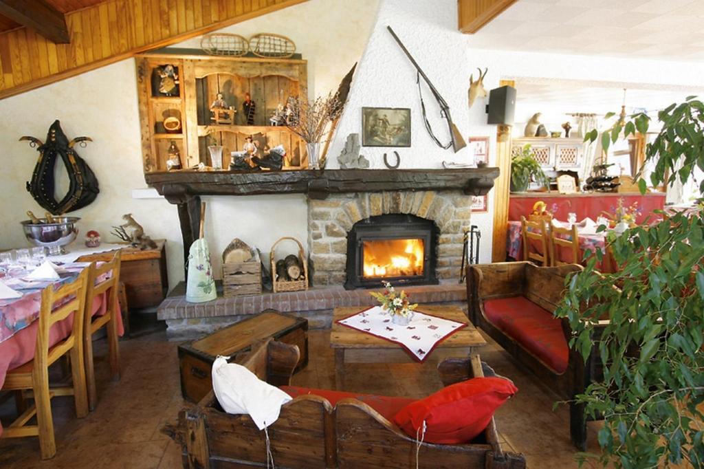Hotel Le Chamois Logis Molines-en-Queyras Exteriör bild