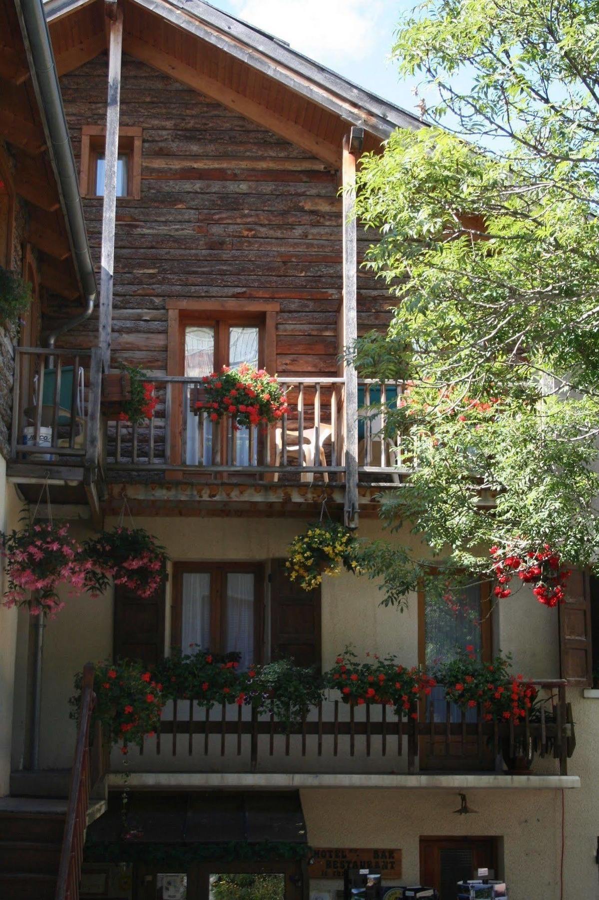Hotel Le Chamois Logis Molines-en-Queyras Exteriör bild
